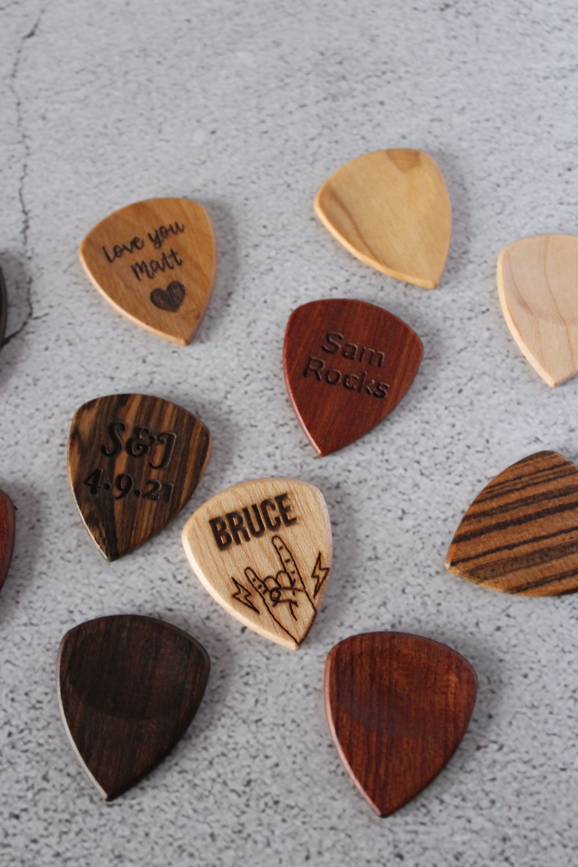 Picks / médiators de guitare en bois personnalisé avec étui à installer sur  la guitare. : : Instruments de musique et Sono